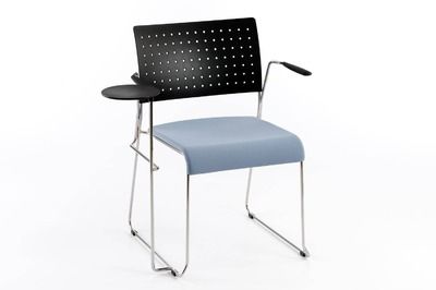 Die gepolsterte Sitzfläche die Rückenlehne und das Schreibtablar passen sich dem Kufenstuhl perfekt an